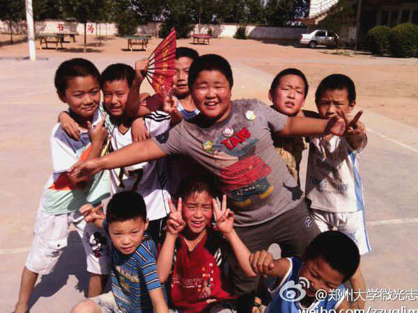 7��17�������ƻ����s�Q���룬��������ٿh�R��ƺ�l(xi��ng)��?j��ng)_С�W(xu��)��ȭ��С꠆T����Ȼ�����ڵ��ž������������ڞ��������ݴ�W(xu��)��΢�⡱־Ը�߈F��e�k�ĵ���ˇ�R�����ʂ䡣