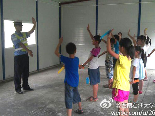 7��24�գ�����ʯ�ʹ�W(xu��)У��(b��o)ӛ�߈F(tu��n)���Ű�֧��־Ը�(du��)�o���ӂ�������һ�ò�һ�ӵ��I(y��)�w�(y��n)�n�����а������t(y��)�����ώ����������ƌW(xu��)������ώ���N�I(y��)���(du��)�T��ϣ�������ӂ�?c��)ڸ���(g��)�I(y��)�ώ�ָ��(d��o)�£��܌�(du��)δ����������Mϣ�����D�顰���������ڽ̌�(d��o)���ӂ���ָͨ�]�Ļ��A(ch��)�ք�(sh��)��