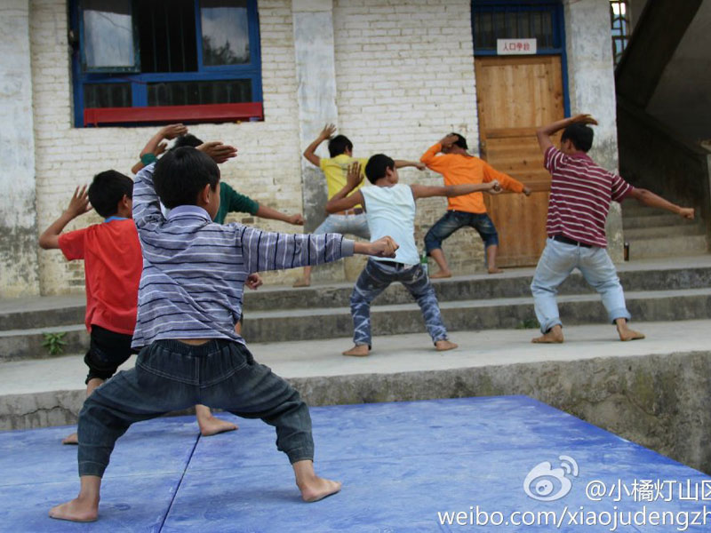 7��31������С�ٟ���ɽ�^(q��)���W(xu��)����֧���(du��)��ǭ����ؑ�S�h�����l(xi��ng)����С�W(xu��)����20���֧�̻��(d��ng)�����Y(ji��)���������������ҵ�Ͷ�뵽����ˇ�R�ݵĜ�(zh��n)���A�����D�麢�ӂ�?c��)ڞ�R���u�����ž���