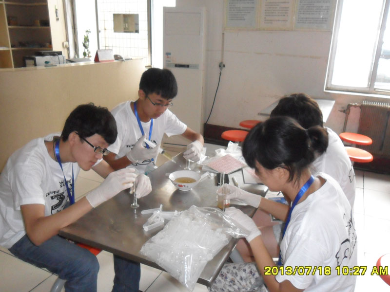 7��27�գ����ϴ�W(xu��)���YԴ�ɡ��������(hu��)��(sh��)�`���(du��)���_(d��)��һ��(g��)��(sh��)�`�ء����ĳǡ��(du��)�T���R��ͣ��ǰ����һ��(g��)ȡ���c(di��n)�M(j��n)��ȡ�ӹ������D���(du��)�T��?c��)ڌ?00ml�Ę�Ʒ�b�M(j��n)20��(g��)С������ԇ��ƿ����