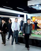 晉江城市展館　　晉江城市展館大樓位于世紀(jì)大道西側(cè)，于2004年12月動(dòng)工建設(shè)，地上四層、地下一層，總建筑面積為18645平方米，項(xiàng)目總投資為7500萬(wàn)元。