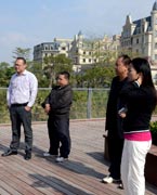 網(wǎng)友參觀晉陽(yáng)湖　　晉陽(yáng)湖項(xiàng)目原投資計(jì)劃為2.2億元，區(qū)域內(nèi)五座橋?yàn)榫坝^橋。為完善其功能，強(qiáng)化景觀提升效果，對(duì)部分項(xiàng)目進(jìn)行了優(yōu)化、提升，包括將區(qū)域內(nèi)五座景觀橋改為市政橋并新增兩座市政橋。