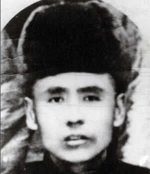 ���F÷��1893��1934�����������|����Ϫ��1931��10����Ѯ�����F÷�������|�������l(w��i)܊�����ڵ��|���P����ᶎr���f��һ�����(d��ng)��1932��3�����|���񱊿��վȇ���(hu��)ί�����F÷��|�����x��܊��28·܊˾����1934��5��30���������F÷����͢�o���I(l��ng)�Ăα��°����(du��)���@��1934��9��28��ҹ�����F÷����܊�ٰ�񽵟oЧ�±�������1935�깲�a(ch��n)�h�l(f��)���ġ���һ���ԡ��У��Q���ǡ���ȇ������|������Ӣ�ۡ���1988�걻׷�J(r��n)�������ʿ��2014��9��1�գ������������������ĵ�һ��300����������Ӣ�Һ�Ӣ��Ⱥ�w�����