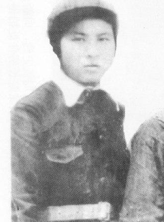 ����أ�1920��10 �������F��ʡ���x�h����1938�꣬������c�M(j��n)��ͬ�W(xu��)���Ӱ��M(j��n)���Ї�������܊����W(xu��)�W(xu��)��(x��)�����I(y��)�󱻷ֵ�����2��У���l(w��i)�B��(d��ng)�ĕ������g��s�ؼ����Ї����a(ch��n)�h��1943��4��5 �����ձ��ۇ����x�����|�������ո���(j��)���M(j��n)�С���ʎ�����������е���������D(zhu��n)��;���⵽��܊�ķ�������������ħ������Ѻ;�������v�����£���(f��)��ץס��(y��n)�̱ƹ���������(ji��n)ؑ����, �]����¶������ԣ����߳�ŭ����܊�������ؚ��ᚢ����