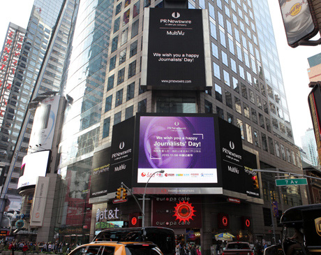 環(huán)球網(wǎng)在紐約時代廣場送出2015中國記者節(jié)祝福。