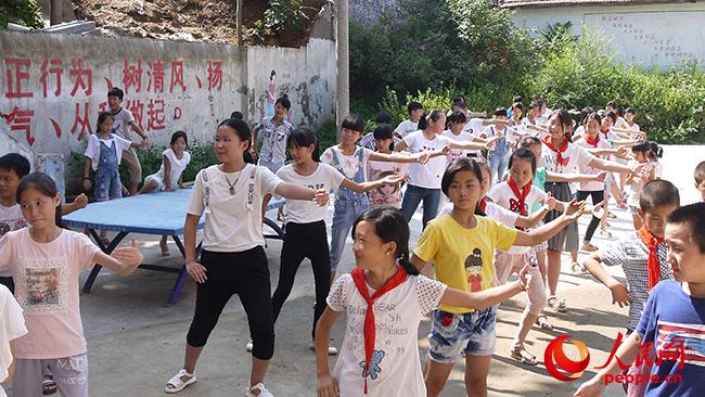 ���ϿƼ���W��һ��һ·���x��֧���c���ʷ�ؚ�{�Ќ��`�F��������ꖿh��¹ɽ�(zh��n)�u�ŸG���_չ�x��֧�̺ͷ�ؚ�{�У��D��־Ը�߽̺��ӂ�̫�Oȭ�����F��ṩ��