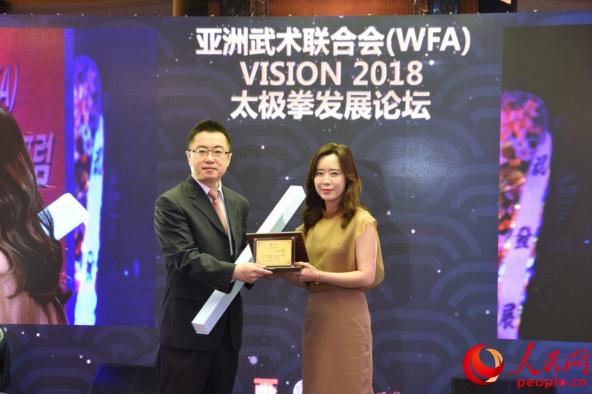 周玉波總經(jīng)理向中國(guó)貿(mào)促會(huì)駐韓國(guó)代表處首席代表?xiàng)顣攒婎C發(fā)了感謝牌。裴埈基攝