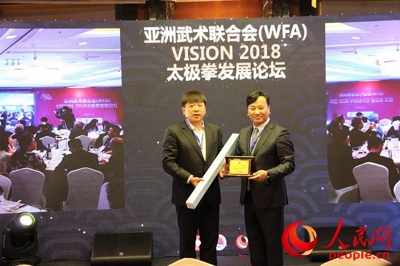 樸昶范會(huì)長(zhǎng)向昌世旅游集團(tuán)會(huì)長(zhǎng)金星天授予了感謝牌。