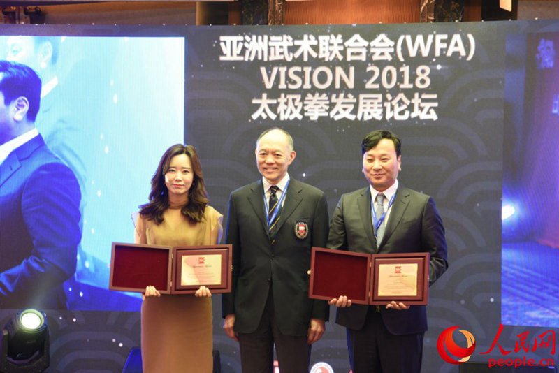 霍震寰主席向周玉波總經(jīng)理和樸昶范會長頒發(fā)了功勞獎。裴埈基攝