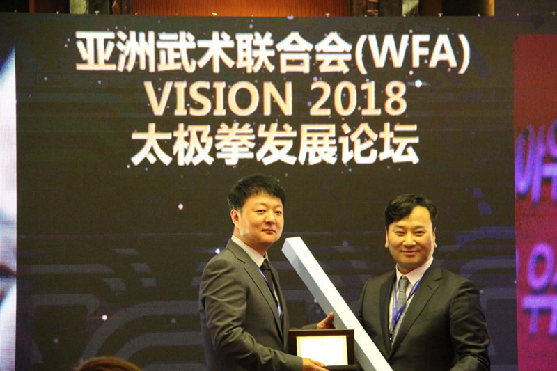 樸昶范會(huì)長(zhǎng)向納諾生物制劑公司總經(jīng)理鄭尚熏授予了感謝牌。