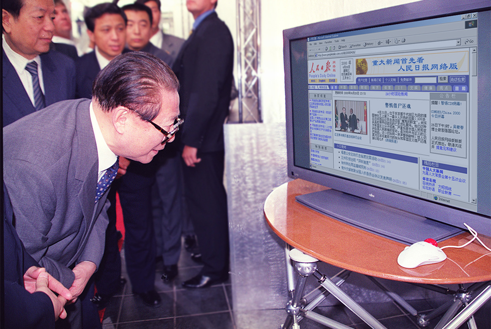 2000年4月26日，江澤民同志在南非出訪時專門通過人民網(wǎng)了解報道情況。