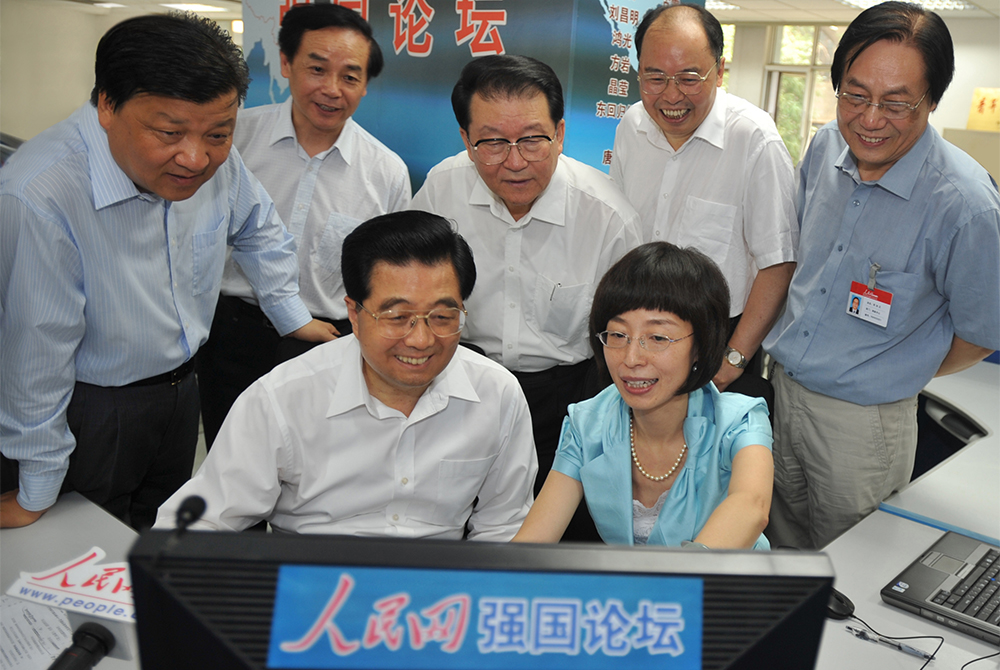 2008年6月20日，胡錦濤同志考察人民日報社時，通過人民網(wǎng)強(qiáng)國論壇同網(wǎng)民在線交流。