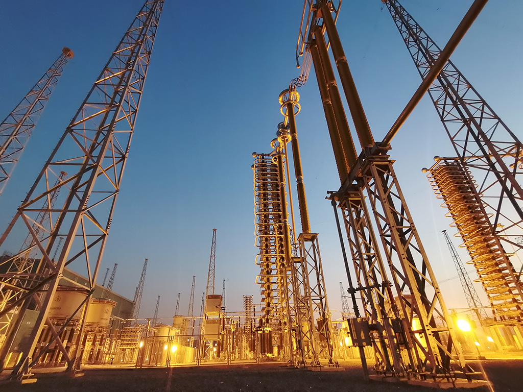 ±660kV巴基斯坦默蒂亞里-拉合爾（默拉）直流輸電項目拉合換流站夜景。（國家電網(wǎng)供圖）