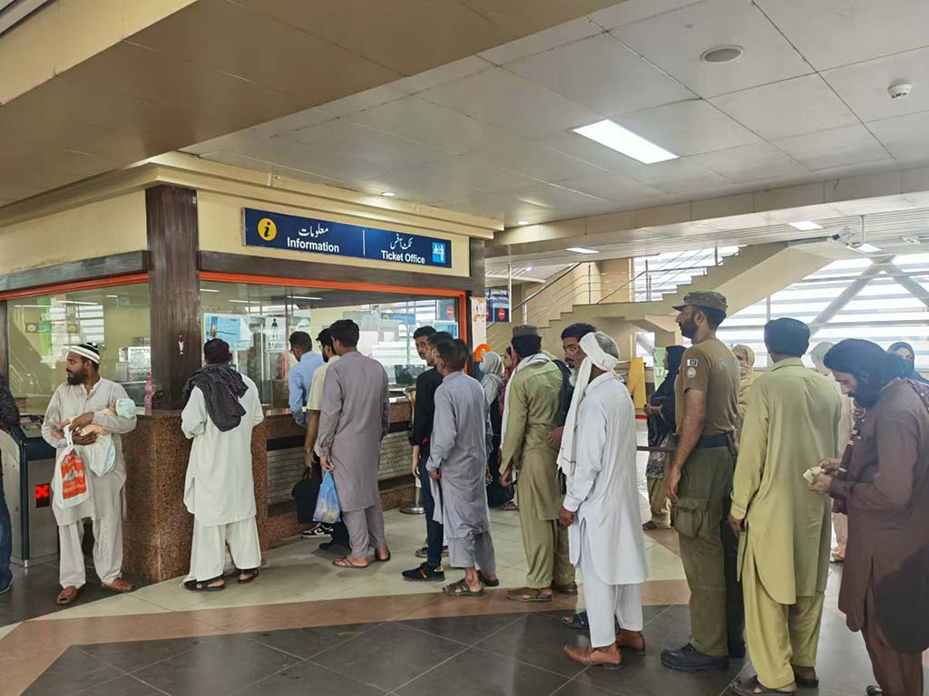 當(dāng)?shù)孛癖娫诶蠣柍染€地鐵里排隊(duì)購(gòu)票。（人民網(wǎng)記者 石晶攝）