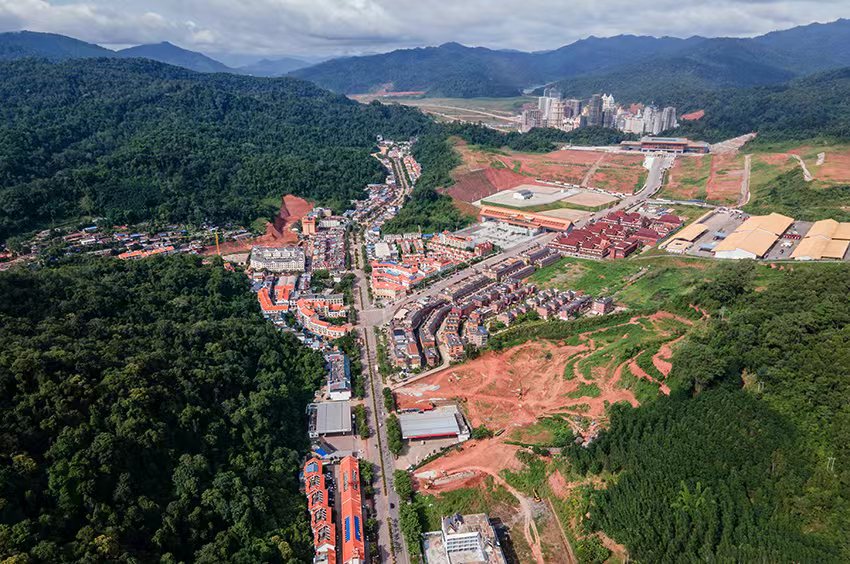 磨憨口岸俯瞰，右前方高層白色建筑群為老撾境內(nèi)。人民網(wǎng)記者 符皓攝