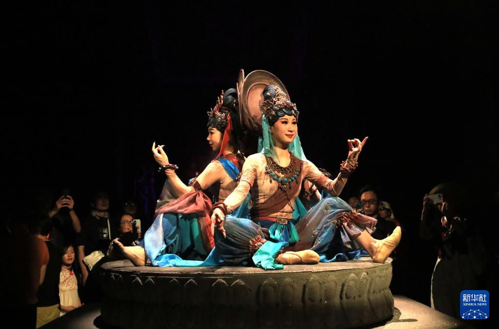 8月5日晚，游客在甘肅省敦煌市觀看大型洞窟式沉浸體驗(yàn)劇《樂動敦煌》。 新華社發(fā)（張曉亮 攝）