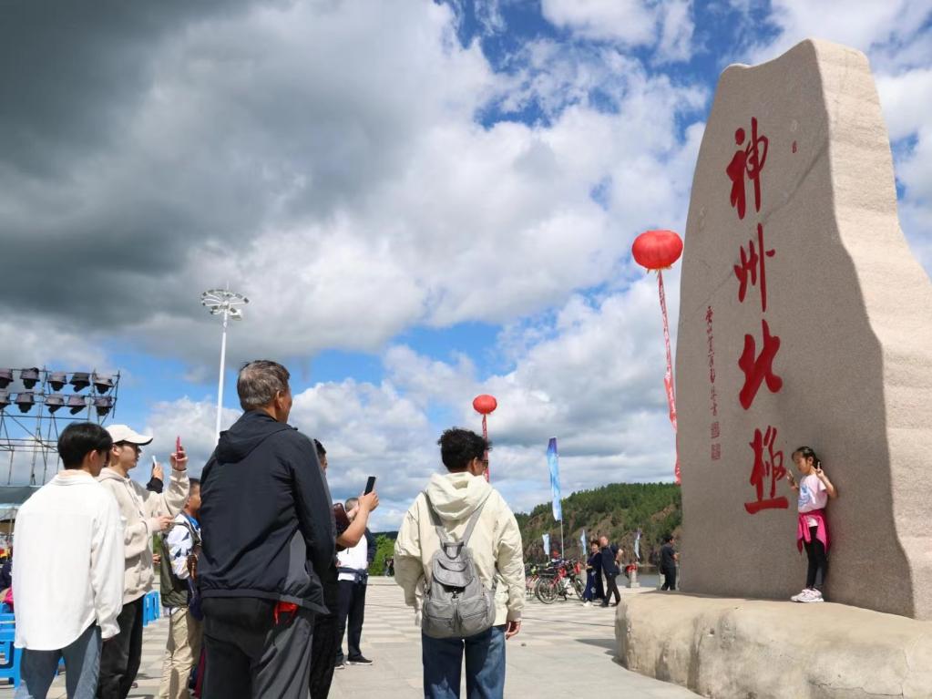 游客在漠河市地標(biāo)前打卡。新華社記者 徐凱鑫攝