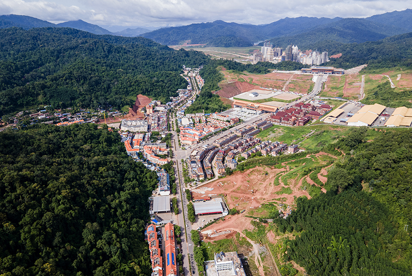 磨憨口岸俯瞰，右前方高層白色建筑群為老撾境內(nèi)。人民網(wǎng)記者 符皓攝