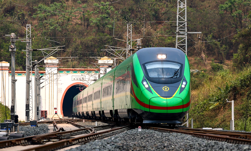 “復(fù)興號(hào)”動(dòng)車組列車駛過友誼隧道。徐章位攝