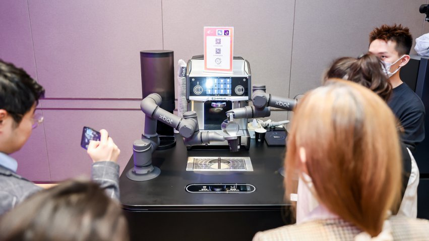 到場觀眾體驗如影智能咖啡大師。主辦方供圖