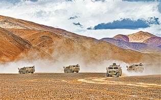 新疆軍區(qū)某部開展遠程機動訓練