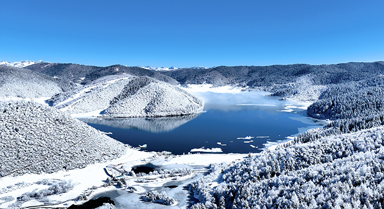 雲(yún)南香格裡拉的冬日冰雪秘境